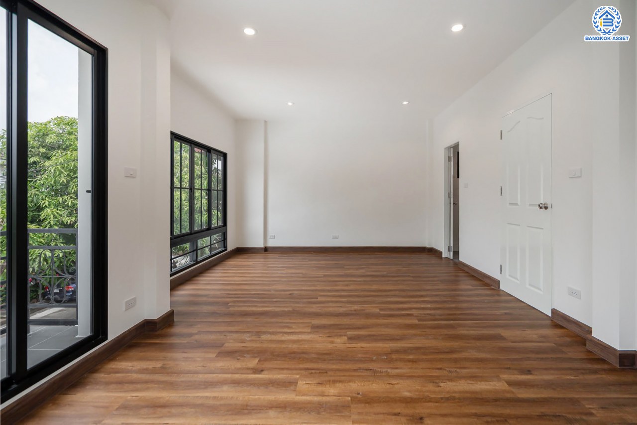 บ้านมือสองตกแต่งใหม่ โครงการ ชัยพฤกษ์ ทวีวัฒนา แบรนด์ LH เนื้อที่ 51 ตร.ว. ตอบโจทย์ทุกการอยู่อาศัย ด้วยฟังก์ชัน 3 ห้องนอน 2 ห้องน้ำ 1 ที่จอดรถ บนทำเลศักยภาพ เชื่อมต่อทางคู่ขนานลอยฟ้าบรมราชชนนี ใกล้ ม.มหิดล และเซ็นทรัลศาลายา